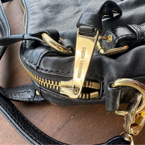 Michael Kors Black Leather Shoulder Bag With Gold Hardware. - Picture 8 of 12